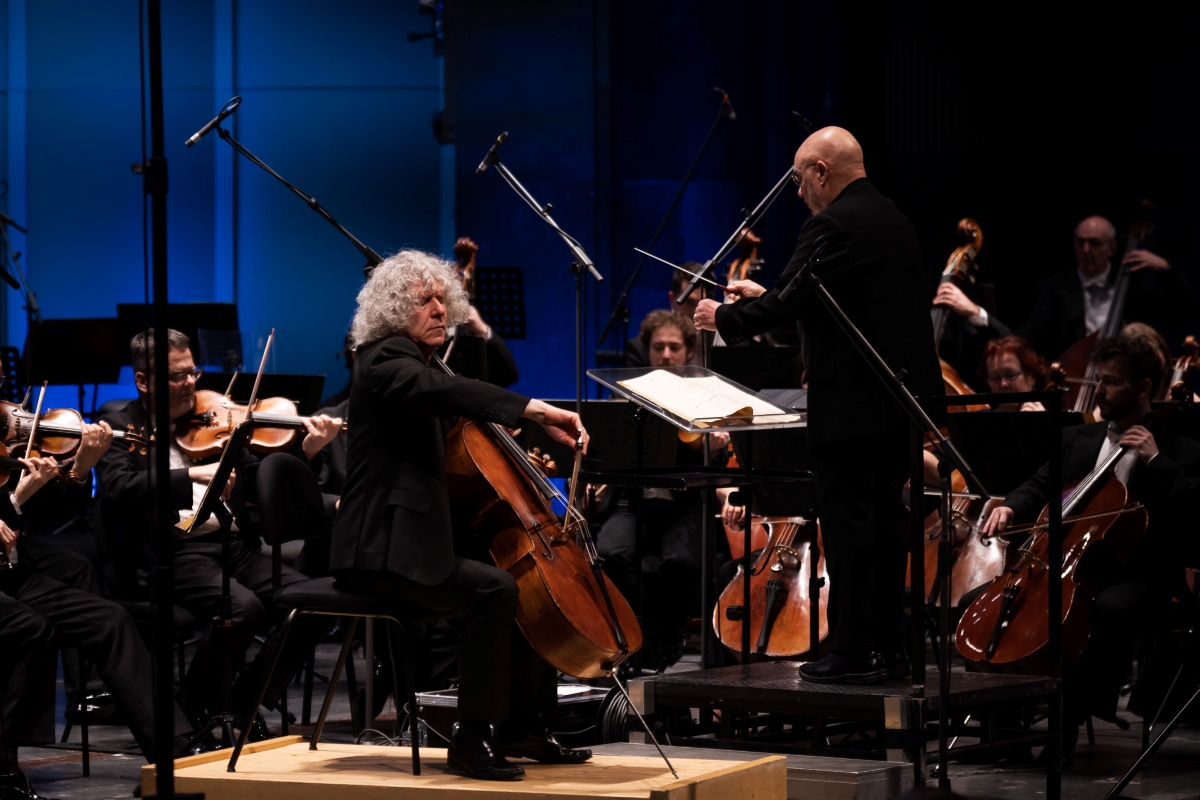 Steven Isserlis, Dennis Russell Davies, Filharmonie Brno, 27. března 2025, Janáčkovo divadlo, Brno (zdroj Filharmonie Brno, foto Jakub Joch)