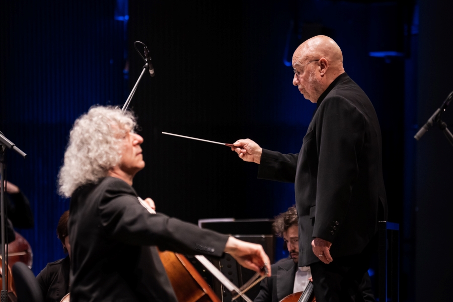 Steven Isserlis, Dennis Russell Davies, Filharmonie Brno, 27. března 2025, Janáčkovo divadlo, Brno (zdroj Filharmonie Brno, foto Jakub Joch)