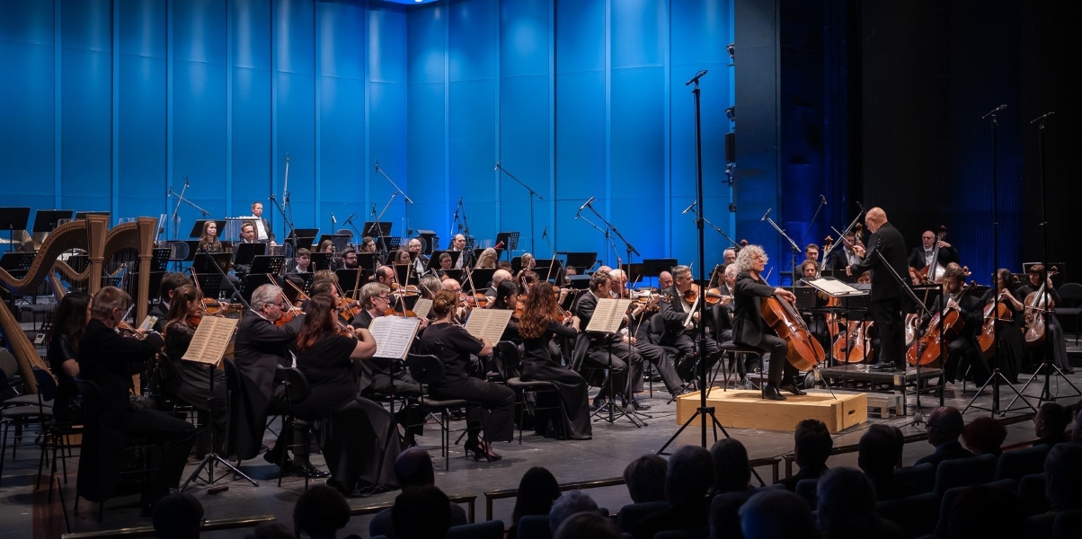 Steven Isserlis, Dennis Russell Davies, Filharmonie Brno, 27. března 2025, Janáčkovo divadlo, Brno (zdroj Filharmonie Brno, foto Jakub Joch)