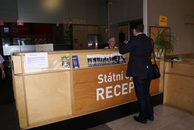 Poslední den je na recepci rušno (foto Marcela Zweschperová)