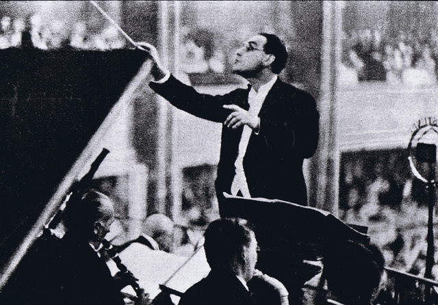Otto Klemperer dirigující v Krolloper (zdroj Stichting Otto Klemperer Film Foundation)