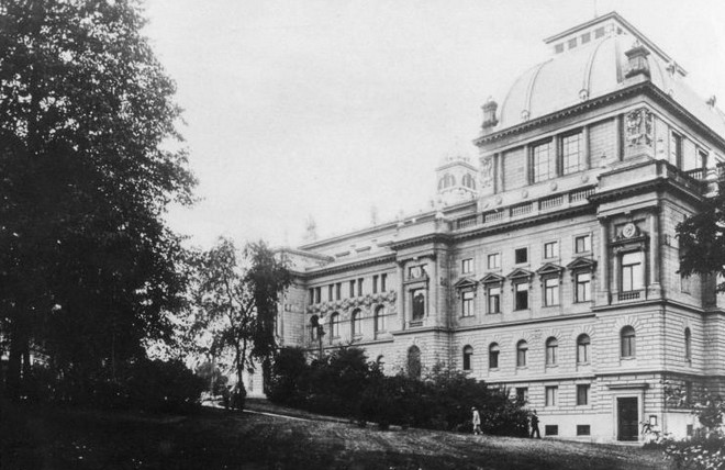 Městské divadlo Josefa Kajetána Tyla Plzeň - pohled do náměstí s budovou divadla (foto www.theatre-architecture.eu/archiv Jiřího Hilmery)
