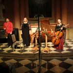 Tomáš Hanzlík: Klavírní tria – J. Hádek (housle), P. Matějová (kladívkový klavír), H. Matyášová (violoncello), 7. listopadu 2022 (foto Tomáš Hanzlík)