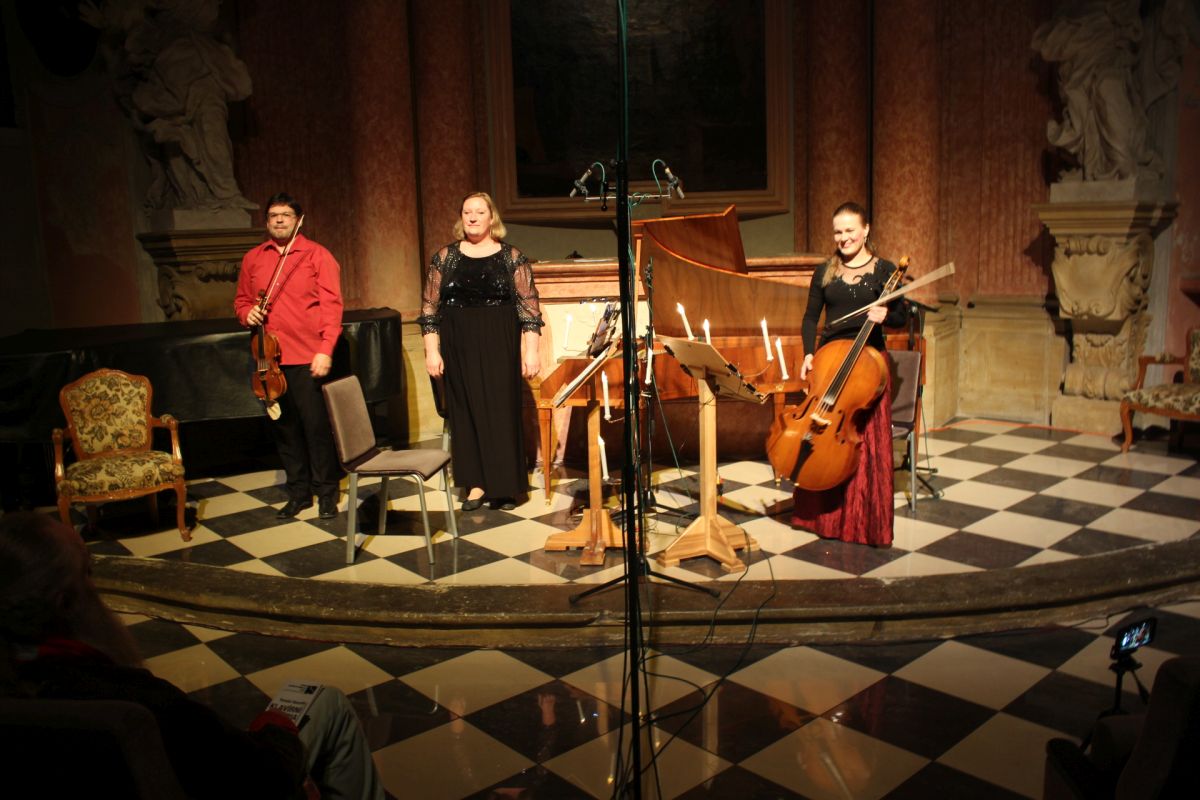 Tomáš Hanzlík: Klavírní tria – J. Hádek (housle), P. Matějová (kladívkový klavír), H. Matyášová (violoncello), 7. listopadu 2022 (foto Tomáš Hanzlík)