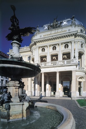 Slovenské národní divadlo Bratislava - historická budova (foto www.theatre-architecture.eu)