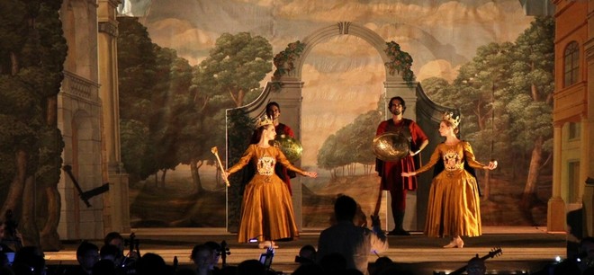 Johann Joseph Fux: Costanza e Fortezza - (třetí baletní scéna: sarabanda monarchistek) Blanka Ferjentsik Wernerová, Miroslav Stehlík, Radek Šula a Barbora Dastychová (foto Daniel Rozsnyó)