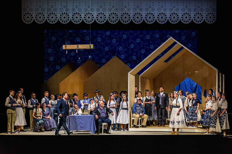Bedřich Smetana: Hubička, Divadlo J. K. Tyla Plzeň – Richard Samek, Pavel Klečka, Martin Bárta, Ivana Veberová, Jana Foff Tetourová, Kajetán – dětský sbor opery DJKT, sbor opery DJKT (foto Martina Root)