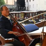 Yo-Yo Ma hrající Pražanům, 5. září 2021 (foto Petra Hajská, zdroj MHF Struny podzimu)