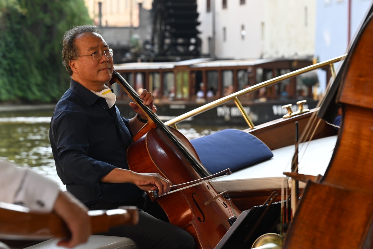 Yo-Yo Ma hrající Pražanům, 5. září 2021 (foto Petra Hajská, zdroj MHF Struny podzimu)