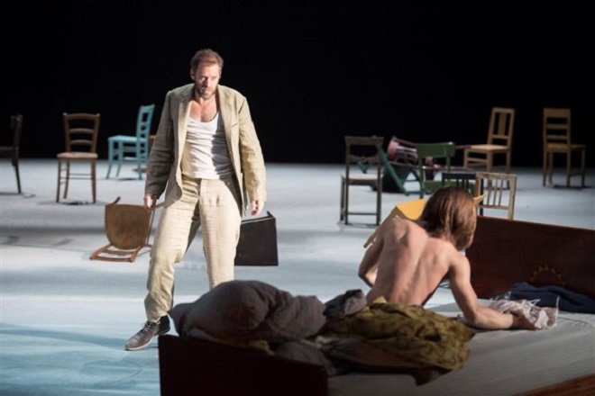 B.Britten: Peter Grimes - Joseph Kaiser (Peter Grimes), Gieorgij Puchalski (John) - Theater an der Wien 2015 (foto © Monika Rittershaus)