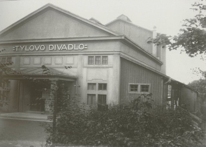 Tylovo divadlo v Nuslích (zdroj theatre-architecture.eu/O. Vlčková: Divadlo a divadelní scény, 2014)