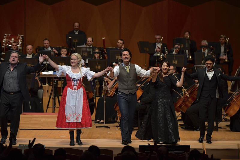 Janáčkova filharmonie Ostrava se sólisty na Gargan festivalu v Japonsku, květen 2023 (foto Radim Kolibík)