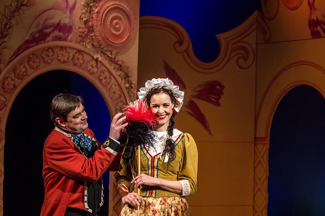 R.Piskáček: Perly panny Serafínky - Milan Vlček (Blažej), Barbora Martínková-Polášková (Baruška) - MD Olomouc 2016 (foto MDO)