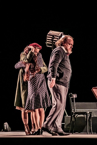 P.Hindemith: Mathis der Maler - Emily Dorn (Regina), Annemarie Kremer (Ursula), Markus Marquardt (Mathis) – Semperoper Dresden 2016 (foto Jochen Quast)