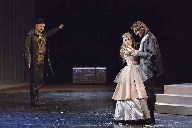 A.Thomas: Hamlet - Aleš Voráček (Laërte), Jana Sibera (Ophélie), Thomas Weinhappel (Hamlet) - NDM 2016 (foto Martin Popelář)