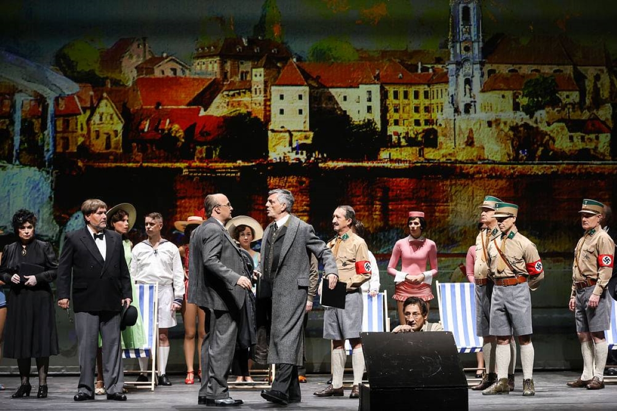 Theu Boermans: Lass uns die Welt vergessen – Volksoper 1938 (Zapomeňme na svět – Volksoper 1938), Volksoper Wien, 2024 (zdroj Volksoper Wien)