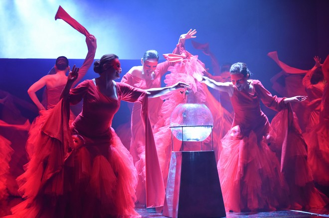 Giuseppe Verdi: Macbeth - Sbor opery DJKT Plzeň (Čarodějnice) - DJKT Plzeň 2016 (foto Pavel Křivánek)
