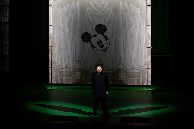 Ruggero Leoncavallo: Komedianti, Moravské divadlo Olomouc – Jakub Rousek (foto Tereza Valnerová)