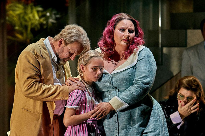 Richard Wagner: Prsten Nibelungův; Zlato Rýna, Bayreuther Festspiele – Tomasz Konieczny, Okka von der Damerau a Christa Mayer (foto Enrico Nawrath)