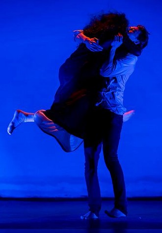Lessons of Touch – choreografie Jiří Bartovanec – Nina Vangeli a Radim Vizváry ‒ Experimentální prostor NoD Praha 2015 (foto Vojtěch Brtnický)