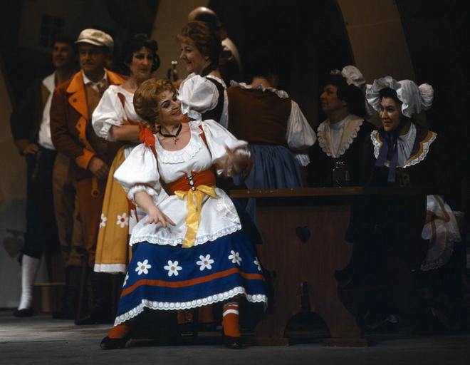 A. Dvořák: Čert a Káča - Naděžda Honzíková (Matka Káči - první zprava) - JD České Budějovice 1987 (foto archiv JD)