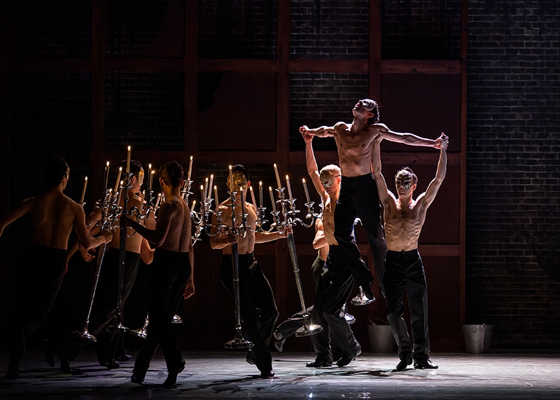 Aniello Mallardo: Obraz Doriana Graye – William Mitchell, Sergio Méndez Romero, Iván Sanchez Fernandez; Moravské divadlo Olomouc (foto Serghei Gherciu)
