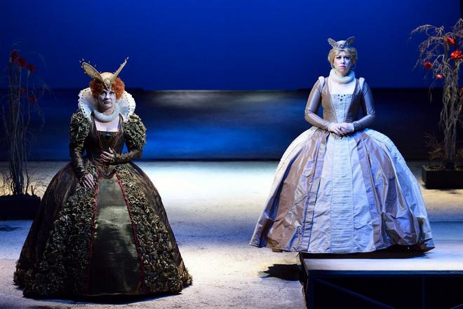 G.Donizetti: Roberto Devereux - Jana Šrejma Kačírková (Alžběta, anglická královna), Michaela Kapustová (Sára, vévodkyně z Nottinghamu) - NDM 2015 (foto Martin Popelář)