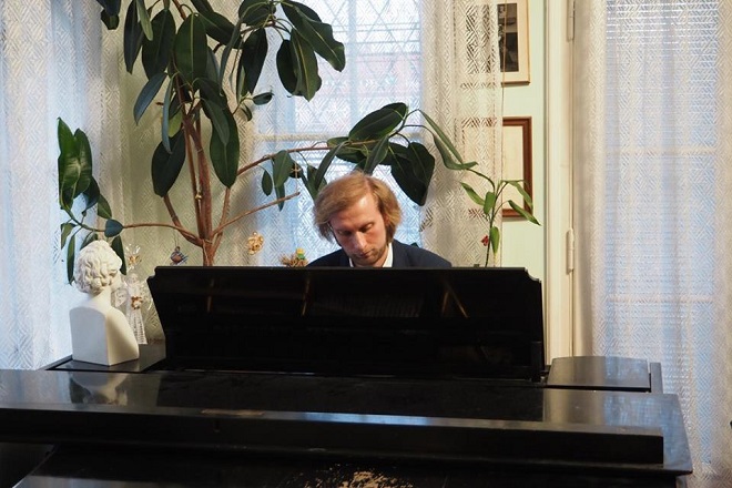 Domácí koncert u Vojty J. - Dvořák Trio: Ivo Kahánek (klavír) - Praha 1. 4. 2016 (foto Linda Eiseltová/FB Vážný zájem)