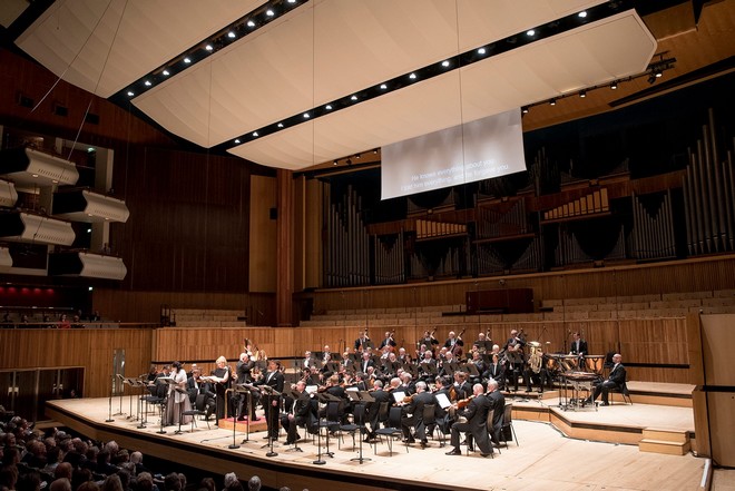 Česká filharmonie s Jiřím Bělohlávkem a sólisty při provedení Janáčkovy Její pastorkyně - Royal Festival Hall Londýn 2016 (foto © Petr Kadlec/ FB ČF)