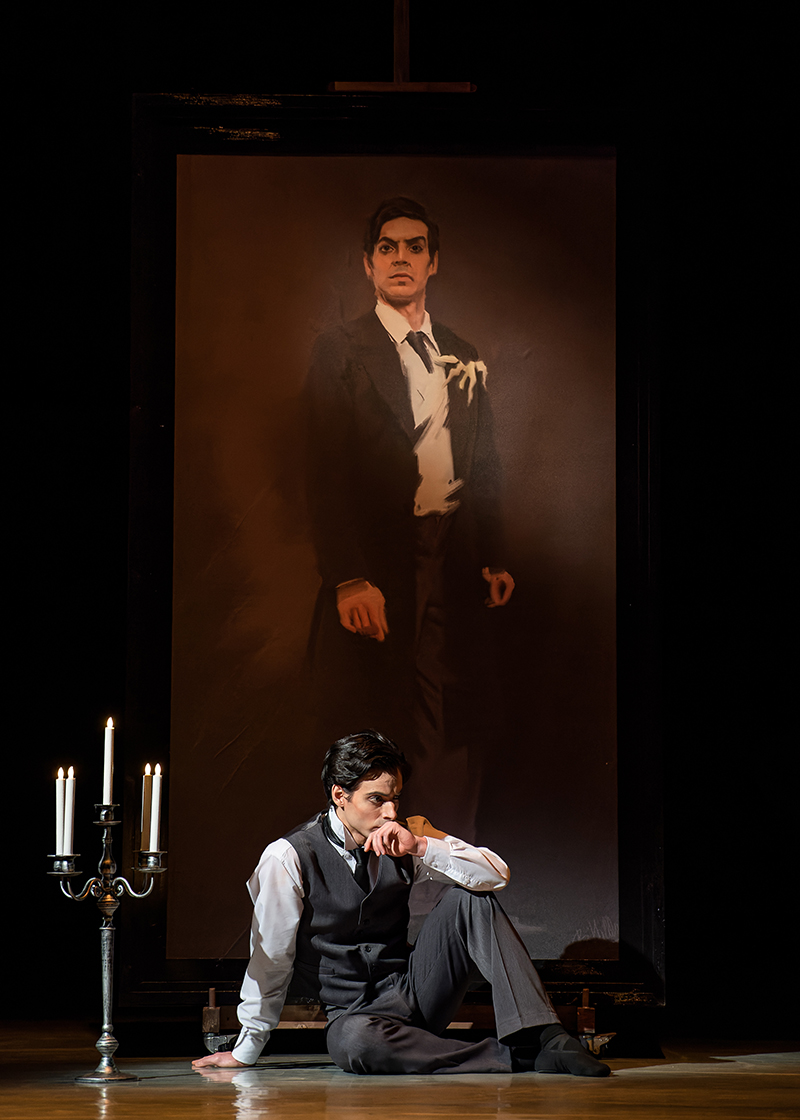 Aniello Mallardo: Obraz Doriana Graye – Sergio Méndez Romero; Moravské divadlo Olomouc (foto Serghei Gherciu)