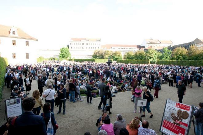 Symfonický orchestr hl.m.Prahy ve Valdštejnské zahradě (zdroj senat.cz)