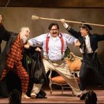 Gioacchino Rossini: Lazebník sevillský, Opera Národního divadla, premiéry 7. a 9. října 2021, Bartolo (Jiří Sulženko), Figaro (Adam Plachetka) a Hrabě Almaviva (Petr Nekoranec) (zdroj Národní divadlo, foto Zdeněk Sokol)