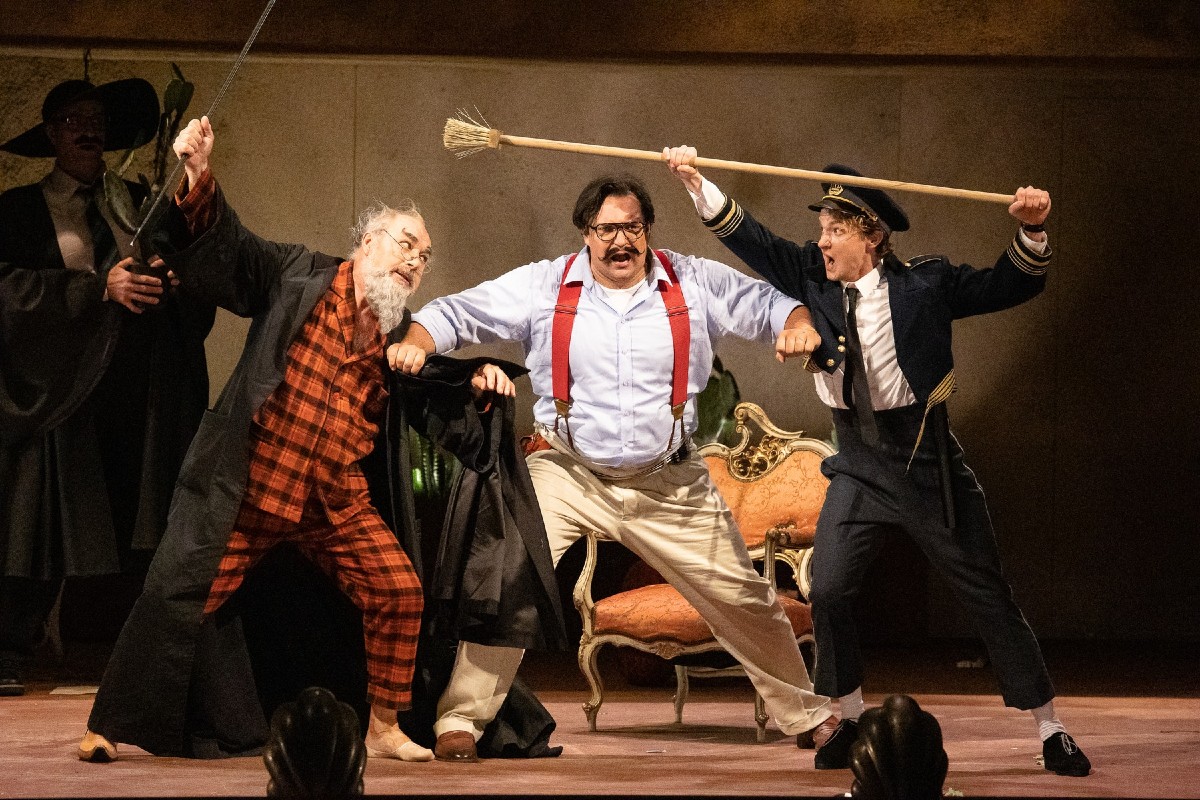 Gioacchino Rossini: Lazebník sevillský, Opera Národního divadla, premiéry 7. a 9. října 2021, Bartolo (Jiří Sulženko), Figaro (Adam Plachetka) a Hrabě Almaviva (Petr Nekoranec) (zdroj Národní divadlo, foto Zdeněk Sokol)