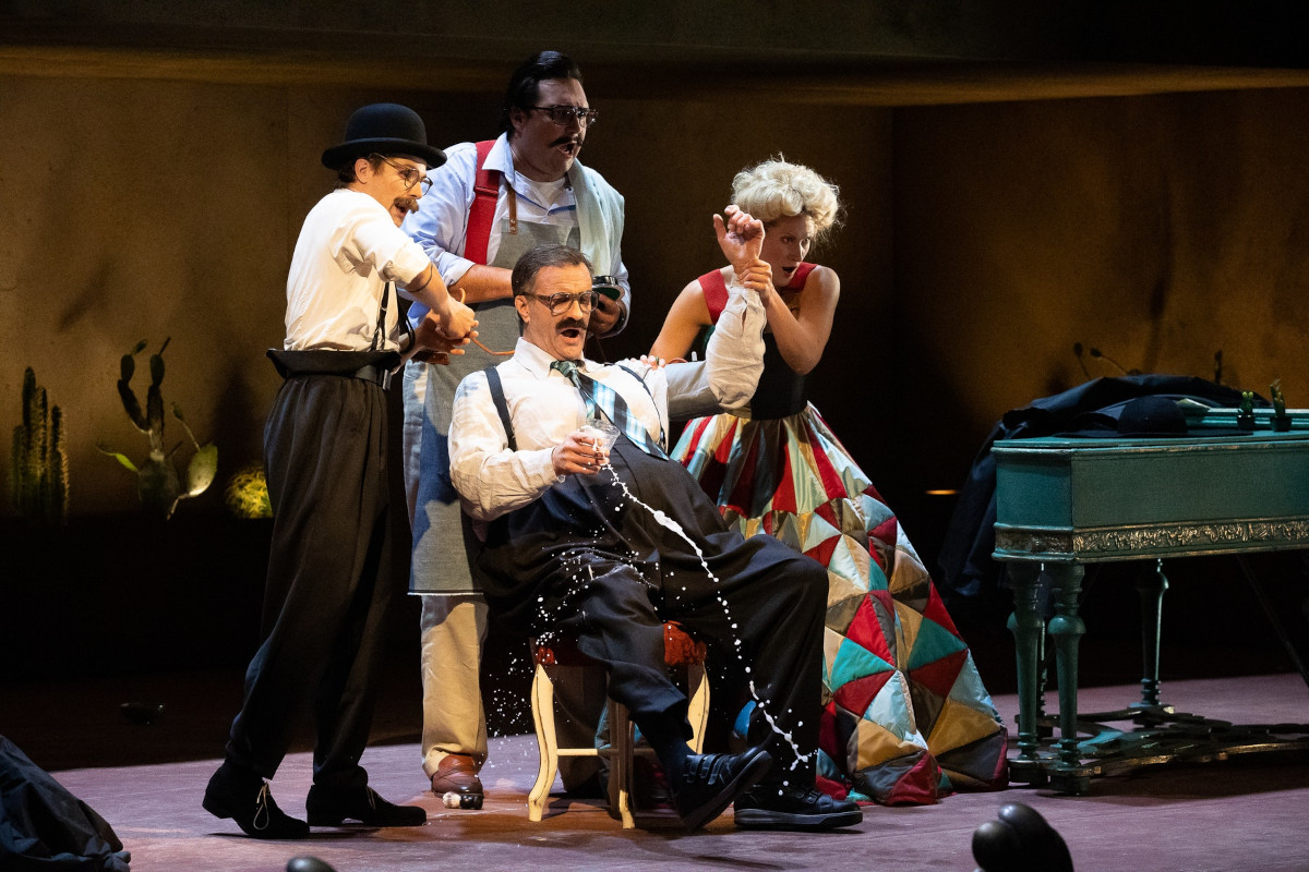 G. Rossini: Lazebník sevillský - Petr Nekoranec, Roman Vocel, Adam Plachetka, Arnheiður Eiríksdóttir - Národní divadlo 2021 (foto Zdeněk Sokol)