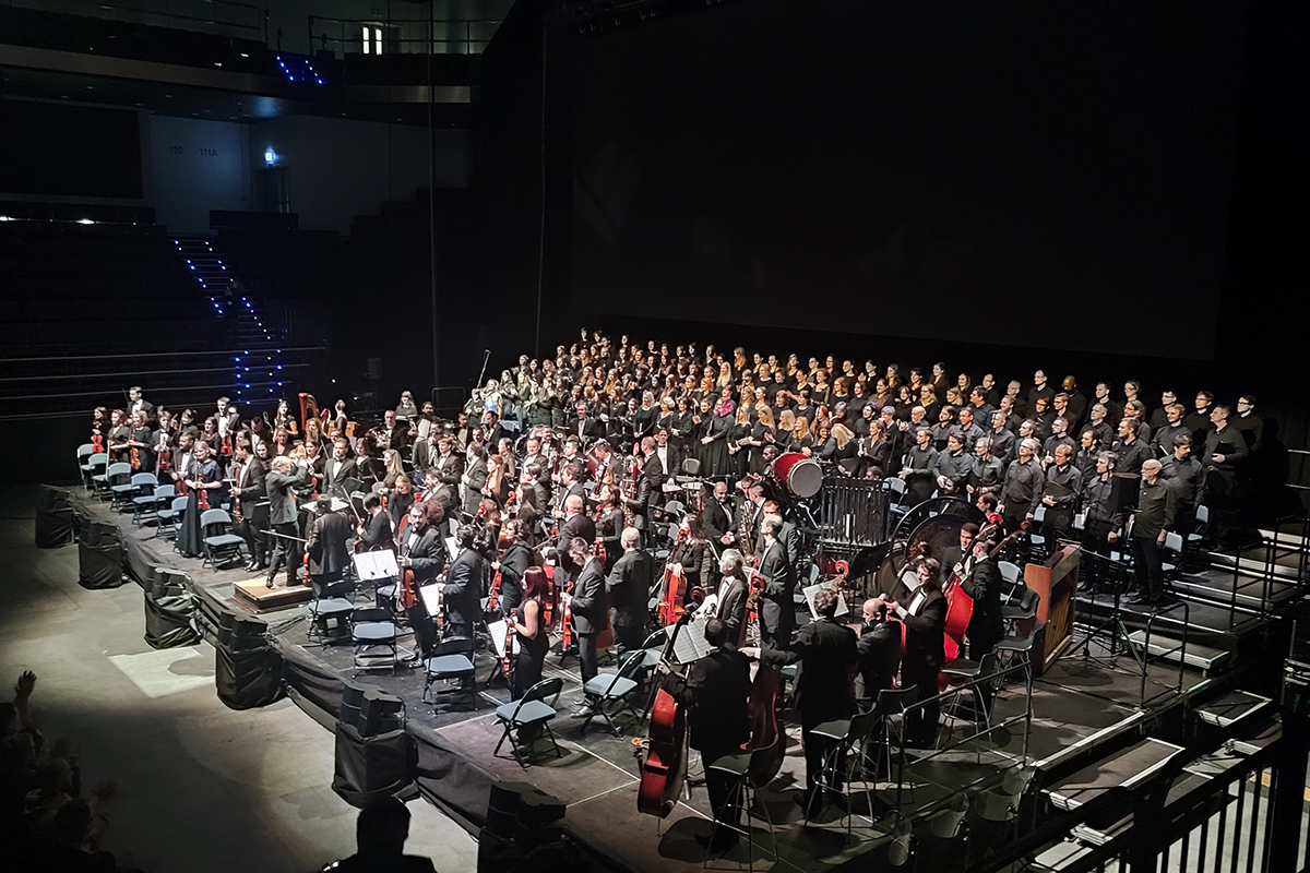 Pán prstenů: Společenstvo prstenu, filmová projekce s živým orchestrem, 14. prosince 2022 – Kaitlyn Lusk, Velký filmový umělecký sbor, Kühnův dětský sbor, Lvovský národní filharmonický orchestr, Ludwig Wicki (foto Vojtěch Adamčík)