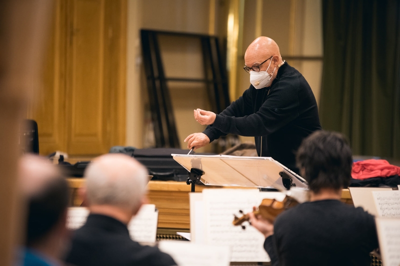Filharmonie Brno, Novák 100: foto ze zkoušky, Dennis Russell Davies (foto Štěpán Plucar)