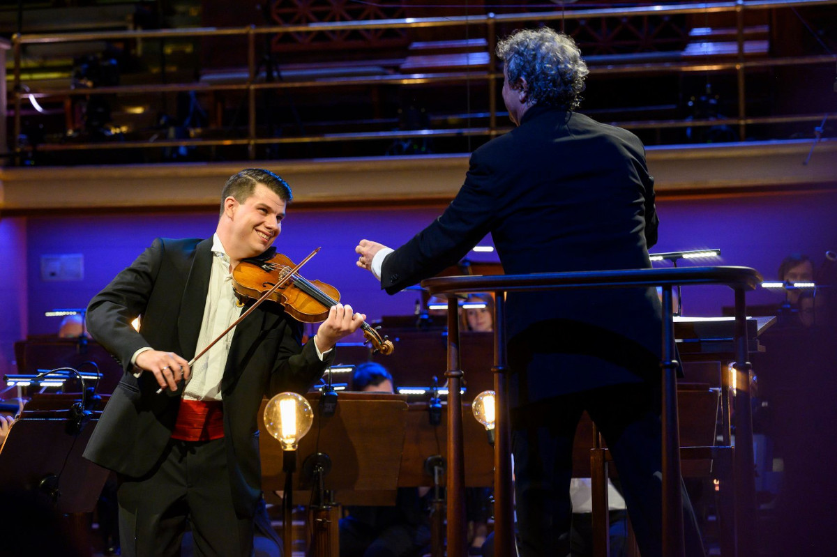 Jan Mráček, Semjon Byčkov a Česká filharmonie (foto Petra Hajská)