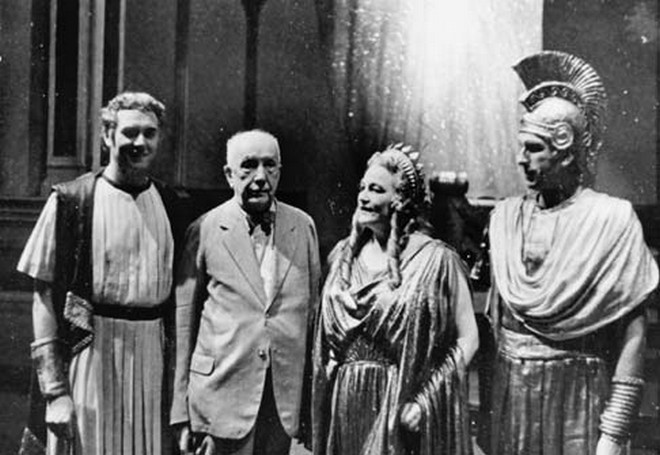 Po neoficiální premiéře (veřejná generálka) Die Liebe der Danae – zleva Horst Taubmann (Midas), skladatel Richard Strauss, Viorica Ursuleac (Danae) a Hans Hotter (Jupiter) – 1944 (zdroj salzburgerfestspiele.at)
