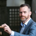 Adam Viktora, varhaník a dirigent souboru Ensemble Inégal u historických varhan (foto René Volfík)