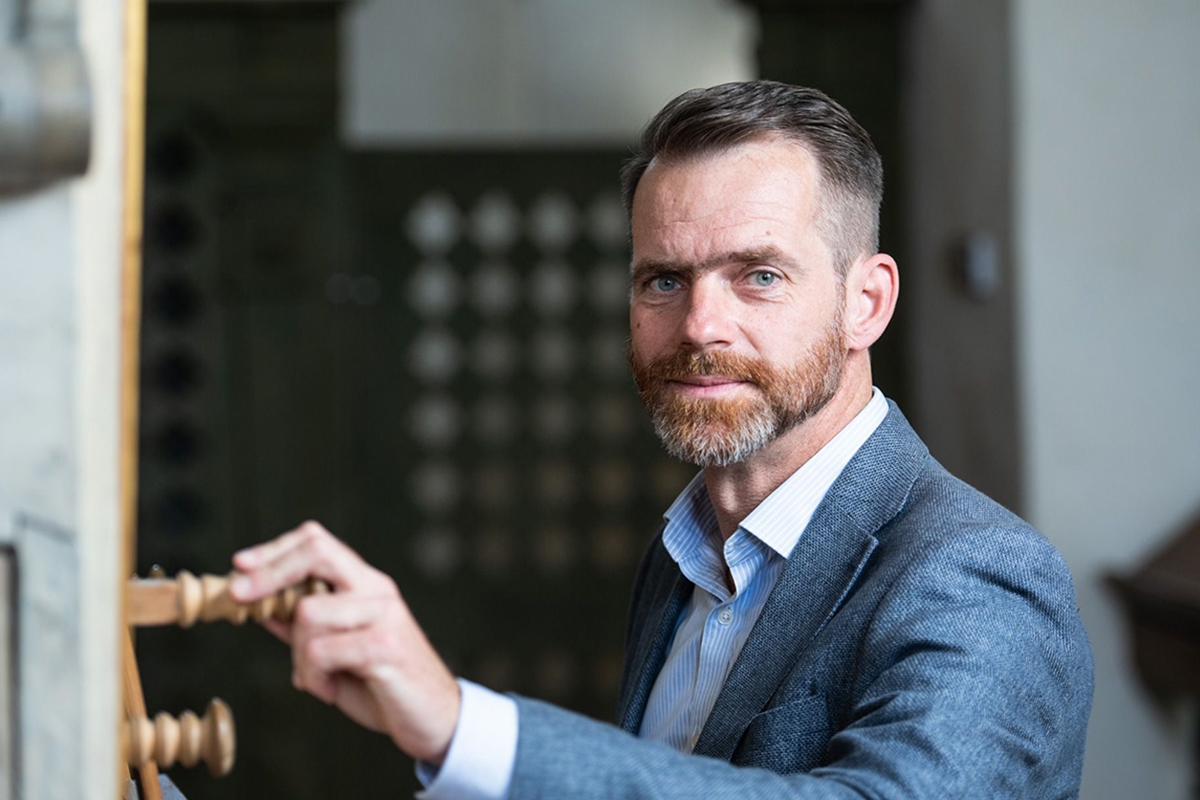 Adam Viktora, varhaník a dirigent souboru Ensemble Inégal u historických varhan (foto René Volfík)