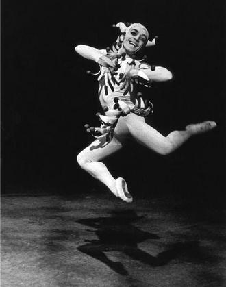 P.I.Čajkovskij: Labutí jezero - Jaroslav Čejka (Šašek) - ND Praha 1971 (foto archiv ND/Jaroslav Svoboda)