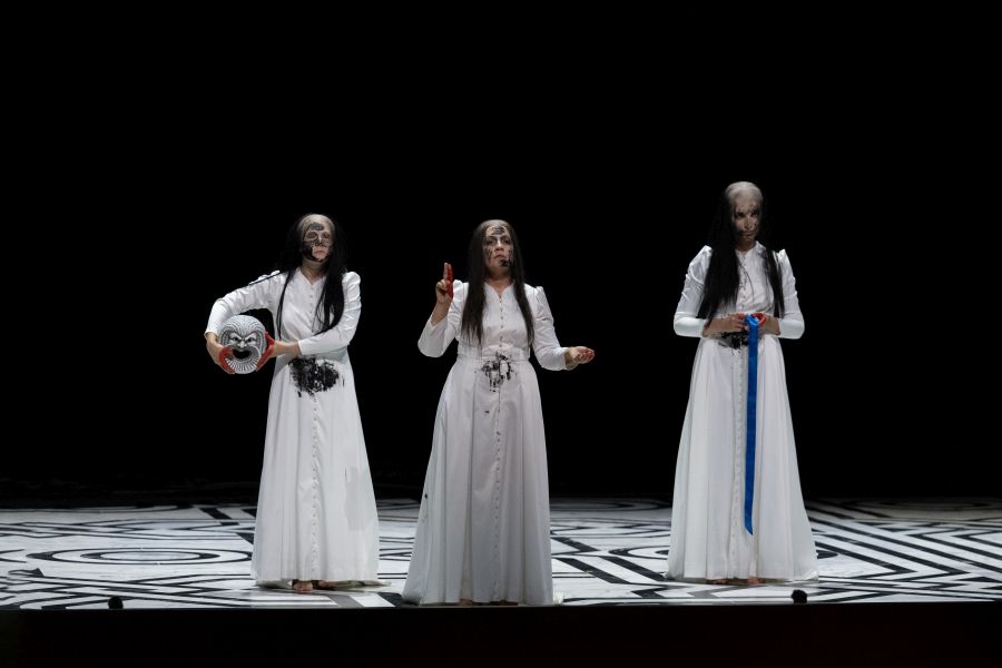 Carl Orff: De temporum fine comoedia – Salzburger Festspiele 2022, premiéra 26. července 2022 (foto Monika Rittershaus)
