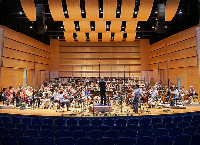 Symphony Orchestra of Norrköpping a Henrik Schaefer při nahrávání opery Gillet på Solhaug (foto Maria Hovberg/Norrköpings symfoniorkester)