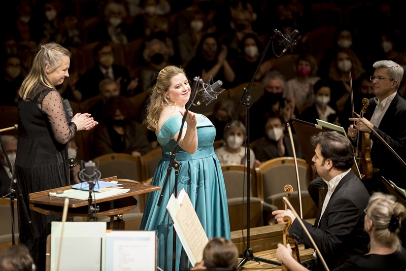 Holly Mathieson, Grace Durham, Symfonický orchestr Českého rozhlasu –Pohádkový večer dirigentky Mathieson, 13. prosince 2021 (foto Vojtěch Brtnický)