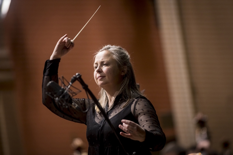 Holly Mathieson, Symfonický orchestr Českého rozhlasu –Pohádkový večer dirigentky Mathieson, 13. prosince 2021 (foto Vojtěch Brtnický)