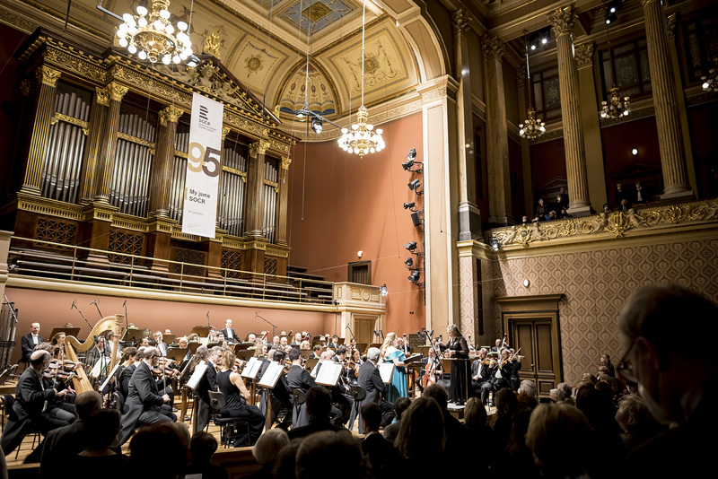Holly Mathieson, Grace Durham, Symfonický orchestr Českého rozhlasu –Pohádkový večer dirigentky Mathieson, 13. prosince 2021 (foto Vojtěch Brtnický)