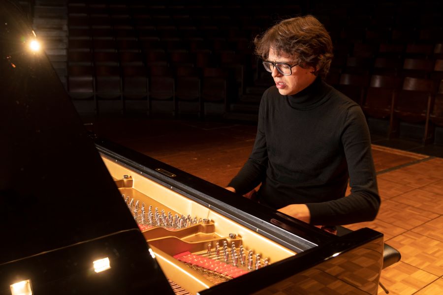 Lucas Debargue (foto Charly Rappo)