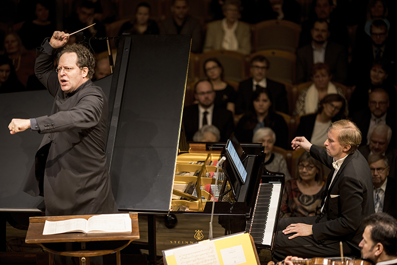 Oscarová hudba E. W. Korngolda, 28. listopadu 2022 – John Axelrod, Ivo Kahánek a Symfonický orchestr Českého rozhlasu (zdroj Symfonický orchestr Českého rozhlasu)