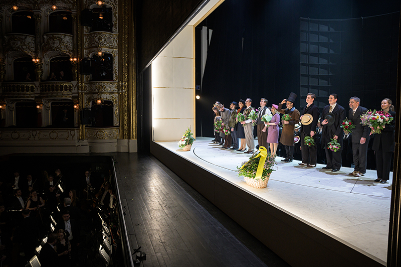 Musica non grata – Alexander Zemlinsky: Kleider machen Leute (Šaty dělají člověka), I. premiéra 24. února 2023, Státní opera Praha (foto Serghei Gherciu)