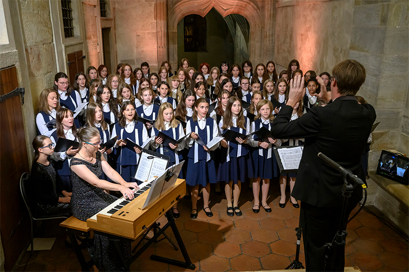 Válečné requiem na Pražském hradě, 3. září 2023, 20:00 hodin, Vladislavský sál – Dětský pěvecký sbor Radost a Jan Pirner (foto Petra Hajská)
